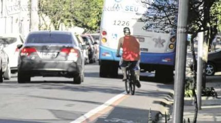 Veículos que desrespeitam sinalizações, invadem as ciclofaixas e atentar contra os ciclistas