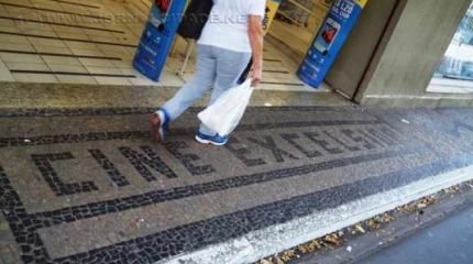 Calçada do antigo Cine Excelsior, na Rua 4