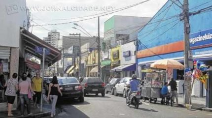 Consumidores caminham pela Rua 3, região central de Rio Claro. Lojistas esperam aumento nas vendas para o Dia dos Pais