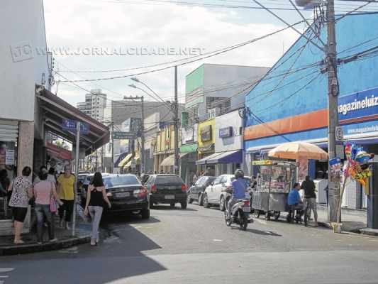 Consumidores caminham pela Rua 3, região central de Rio Claro. Lojistas esperam aumento nas vendas para o Dia dos Pais