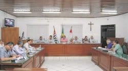 Fonte desativada, condições de estradas e homenagem a bailarino foram temas da sessão