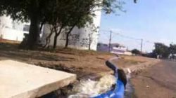 Água tratada sendo despejada em boa de lobo.