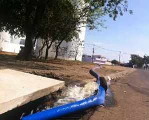Água tratada sendo despejada em boa de lobo.