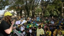 Manifestantes concentrados em frente ao Fórum, na Avenida 5