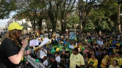 Manifestantes concentrados em frente ao Fórum, na Avenida 5
