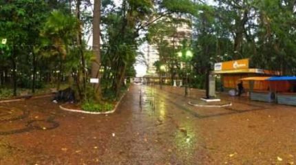 Com a chuva, ambulantes anteciparam a saída do Jardim Público. Barracas foram retiradas durante o período da tarde