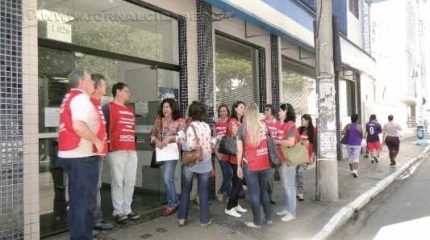 Sindicalistas e servidores em greve de outras cidades se reuniram com funcionários da agência do INSS em Rio Claro