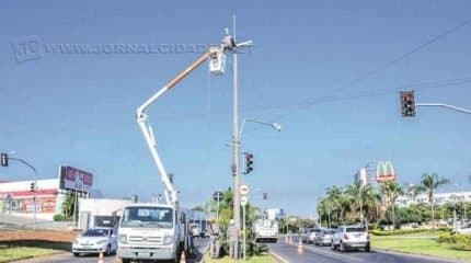 A empresa terceirizada Selt Engenharia vem realizando um trabalho constante e gradativo no intuito de eliminar a escuridão