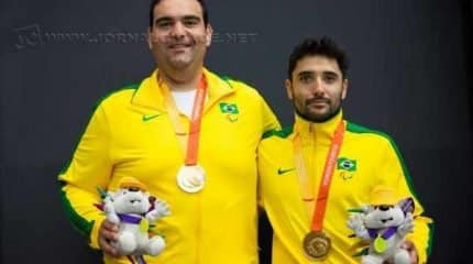 Ambos posam com o ouro conquistado (Foto: Leandra Benjamin /MPIX/CPB)