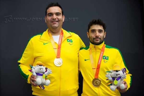 Ambos posam com o ouro conquistado (Foto: Leandra Benjamin /MPIX/CPB)