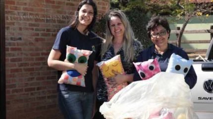 Os travesseiros divertidos foram confeccionados por artesãs da cidade e voluntárias