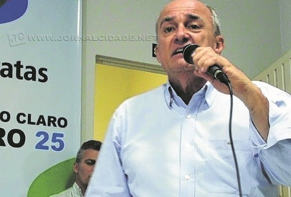 O ex-prefeito Nevoeiro Júnior (DEM) em discurso na campanha eleitoral de 2012, vencida por Du Altimari (PMDB)