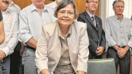 Na foto de arquivo, Olga Salomão assume a prefeitura, entrando para a história política de Rio Claro