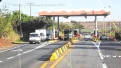 Os condutores pedem diminuição do valor cobrado de R$ 2,50 para R$ 0,60 e isenção de taxa para veículos das cidades