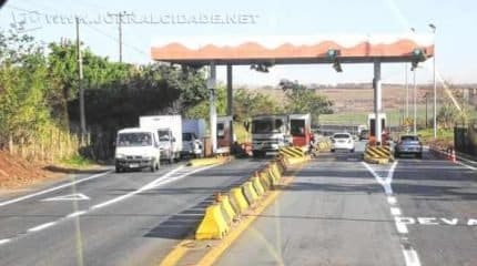 Os condutores pedem diminuição do valor cobrado de R$ 2,50 para R$ 0,60 e isenção de taxa para veículos das cidades