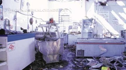 O interior da peixaria foi bastante castigado pelo fogo; cerca de 100 mil reais em maquinário foram perdidos no incêndio