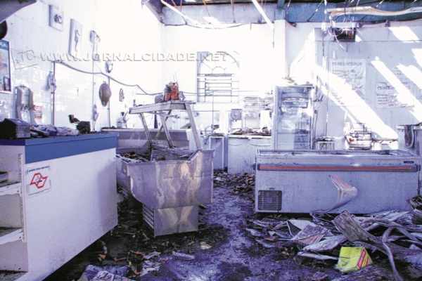 O interior da peixaria foi bastante castigado pelo fogo; cerca de 100 mil reais em maquinário foram perdidos no incêndio