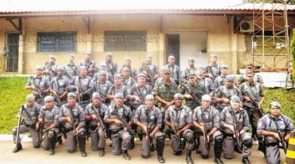 Policiais durante treinamento com armamento pesado. O fuzil, produzido no exterior, foi contrabandeado e acabou chegando às mãos de criminosos no Brasil