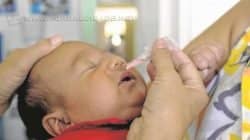 Criança toma a dose da vacina contra a poliomielite (paralisia infantil) em uma unidade de saúde (foto Agência Brasil)