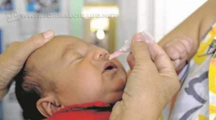 Criança toma a dose da vacina contra a poliomielite (paralisia infantil) em uma unidade de saúde (foto Agência Brasil)