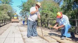 Profissionais trabalham em obras na ponte