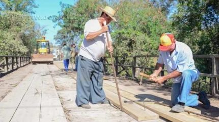 Profissionais trabalham em obras na ponte