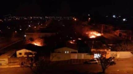 Homens da Defesa Civil trabalharam para apagar outro incêndio na Floresta Estadual