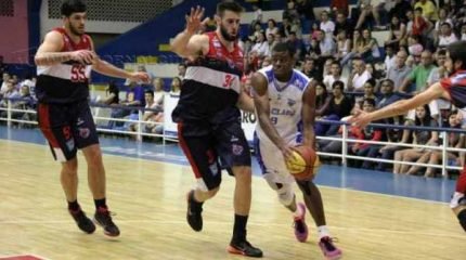 Na estreia, RC pecou com erros de passes no ataque e deixou espaços que Franca soube aproveitar para vencer o jogo