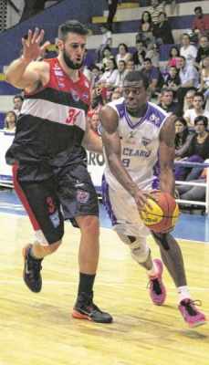 O ala/armador Leonardo Pegaia (ao centro) e o pivô Tom (direita) estão no time da LDB e também integram o time Adulto