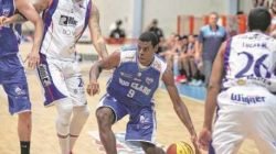 O ala Gui Deodato, do Rio Claro Basquete, ao lado de Higor Lima, do Limeira, foi o cestinha da partida, com 16 pontos