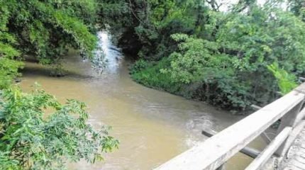 Vista do Rio Corumbataí, que responde por 60% do abastecimento de Rio Claro. Atividade cerâmica está poluindo manancial
