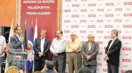 Ao lado direito do deputado Aldo Demarchi, Pedro Kleiner é homenageado em discurso do presidente do Sesi-SP, Paulo Skaf