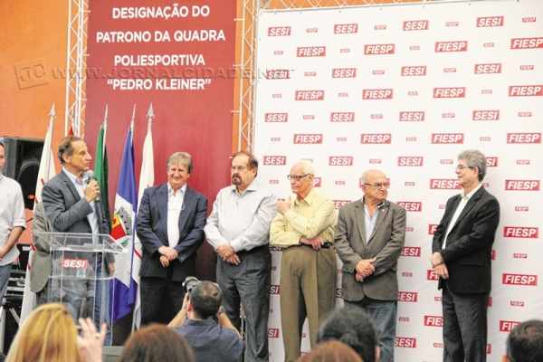 Ao lado direito do deputado Aldo Demarchi, Pedro Kleiner é homenageado em discurso do presidente do Sesi-SP, Paulo Skaf