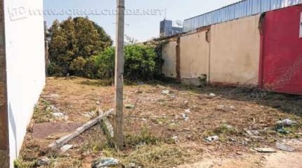 Este terreno que fica localizado na Rua 5, entre as Avenidas 6 e 8, Centro, é alvo de queixa de moradores da vizinhança