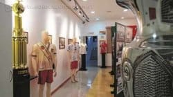 A mostra reúne várias fotos, conquistas, títulos, uniformes em manequins e recortes de jornais, retratando a história do clube