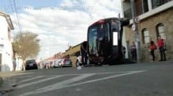 Carro com casal de idosos capota no bairro Santa Cruz