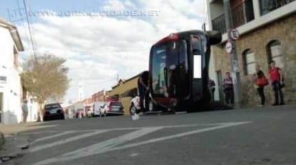 Carro com casal de idosos capota no bairro Santa Cruz