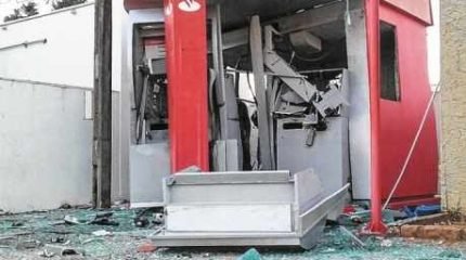 Caixas eletrônicos foram destruídos em explosão na quarta-feira (5). O forte barulho de fogos foi confundido com explosão