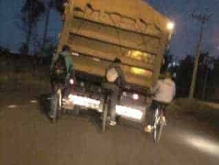 Adolescentes pegam carona segurando-se na traseira de caminhão (foto Juninho da Padaria)