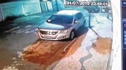 Imagens da câmera de segurança mostram um dos suspeitos circulando, enquanto o comparsa matava o médico a tiros