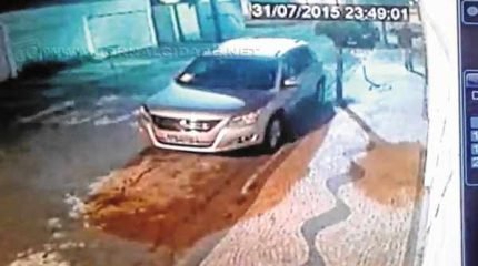 Imagens da câmera de segurança mostram um dos suspeitos circulando, enquanto o comparsa matava o médico a tiros