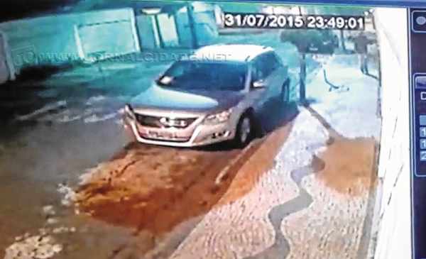 Imagens da câmera de segurança mostram um dos suspeitos circulando, enquanto o comparsa matava o médico a tiros