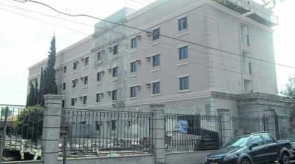 Prédios em construção localizados próximo ao Lago Azul e no Centro da cidade demonstram crescimento em investimentos imobiliários diante da crise