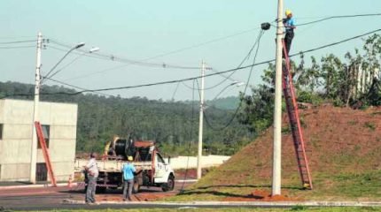 Empresa instala cabos de rede para internet no TRT