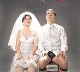 Os atores Claudia Ventura e Alexandre Dantas em cena no espetáculo “Amor Confesso”