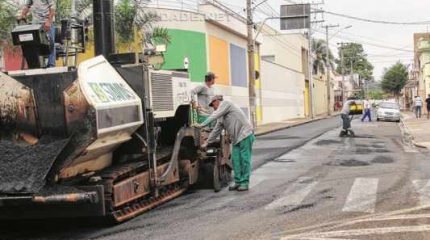 O trabalho de revitalização do asfalto na cidade teve início pela Avenida 5; outros trechos, como a Avenida 11, da Rua 1 até a Rua 6, também serão recapeados