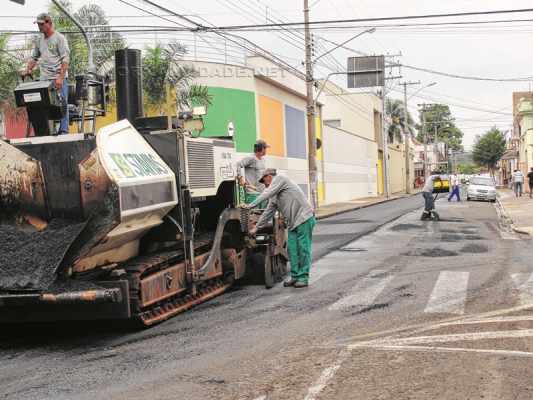O trabalho de revitalização do asfalto na cidade teve início pela Avenida 5; outros trechos, como a Avenida 11, da Rua 1 até a Rua 6, também serão recapeados