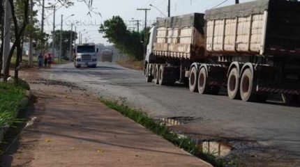 Moradores do bairro reclamam da falta de respeito de motoristas de caminhões que passam acima do limite de velocidade pelas ruas do bairro; além dos buracos, a sujeira também atrapalha