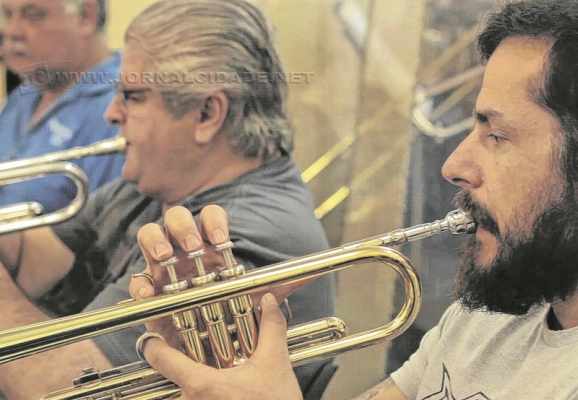 ESPETÁCULO - Atualmente, cerca de 40 músicos integram a Banda Sinfônica União dos Artistas Ferroviários de Rio Claro