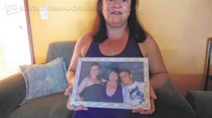 Zélia segura foto dos filhos Ana Carolina e Edmundo; a empresária doou os órgãos do filho que faleceu após um acidente